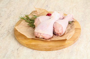 Pişirmek için üç tavuk budu budu.