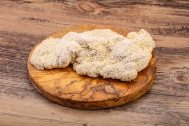 Kızartma için çiğ domuz eti şnitzel.