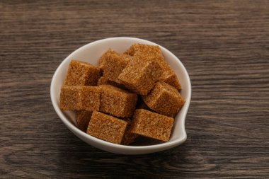 Kahverengi baston şeker yavruları kasede