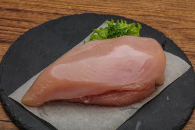 Pişirmek için çiğ tavuk göğsü.