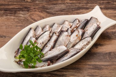 Fesleğen servis edilen kasede ançüezli balık atıştırması.