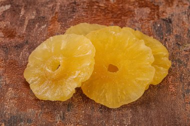 Kuru, tatlı, tatlı, ananas yığını.