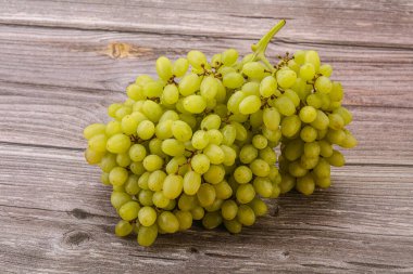 Arka planda tatlı yeşil üzüm dalı