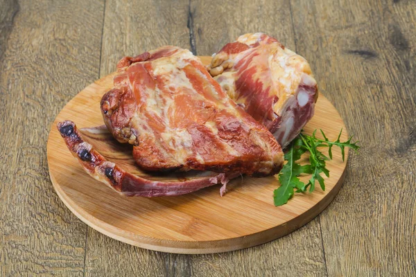 Smoked Pork Ribs Wooden Background Served Rucola — Stock Photo, Image