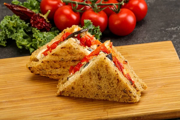 Vegetarisches Club Sandwich Mit Auberginen Und Käse — Stockfoto