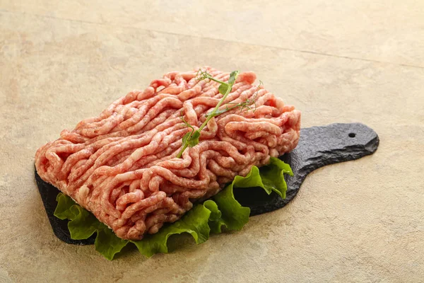 요리용으로 돼지고기 고기를 으깨서 만들었다 — 스톡 사진