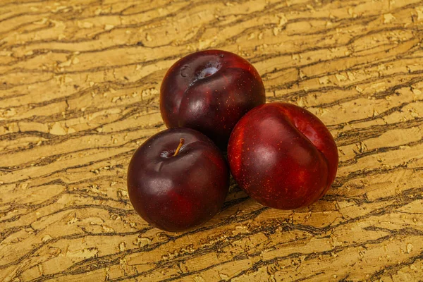 熟した甘いおいしい梅の果実のヒープ — ストック写真