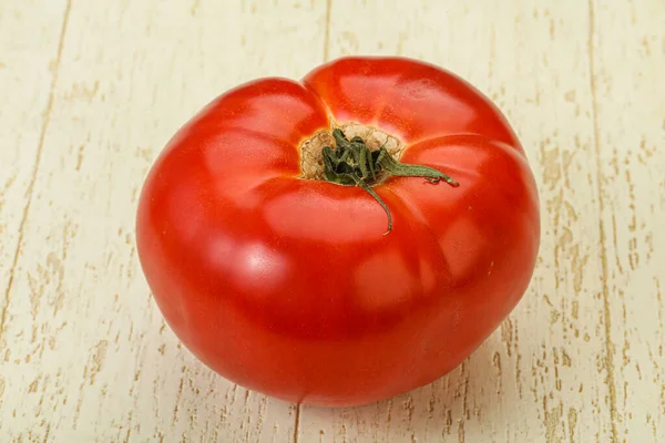 調理のための大きなジューシーな赤いトマトを熟す — ストック写真