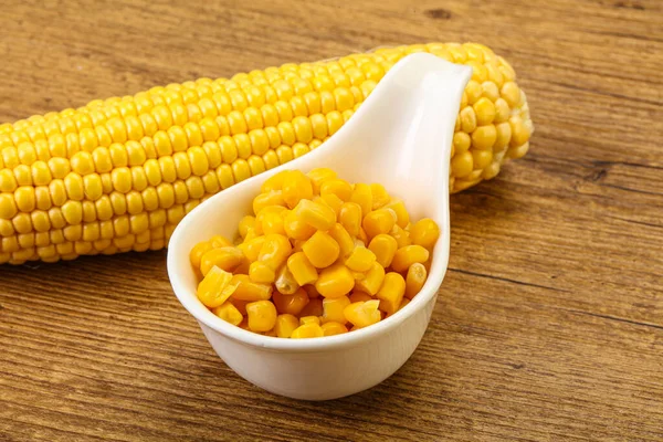 ボウルに甘い黄色のトウモロコシの穀物 — ストック写真
