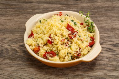 Vejetaryen yemeği - sebzeli kuskus ve maydanoz.