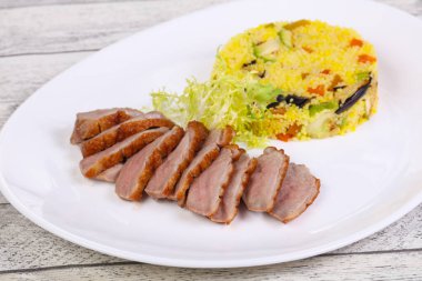 Kuskus ve sebzeli kızarmış ördek göğsü.