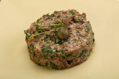 Kaparili çiğ tartar atıştırmalığı.