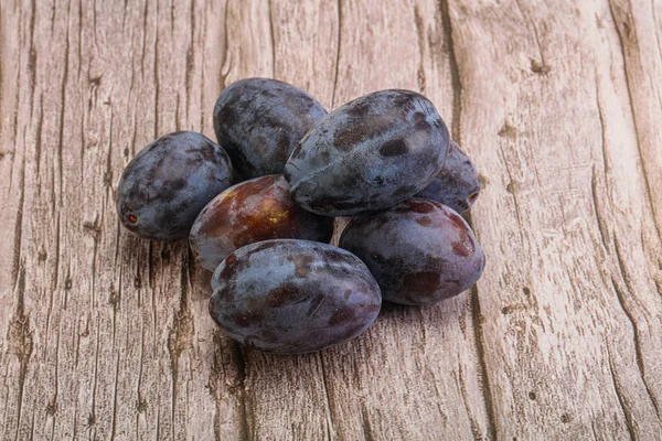 紫甘い熟したおいしい梅のヒープ — ストック写真