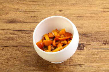 Baharatlı salamura bal mantarı kasede.