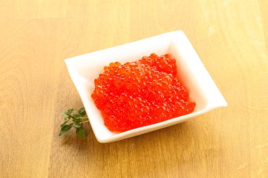 Rus kırmızı havyarı kasede.