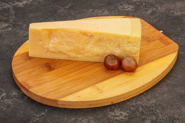 Tahtanın üzerinde fındıklı parmesan peyniri.