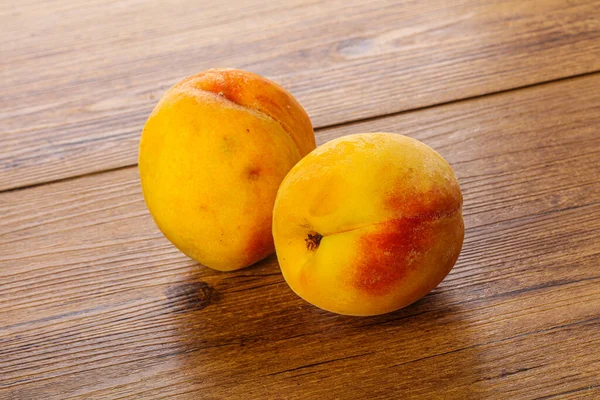 两个甜甜的成熟美味的桃子隔离了 — 图库照片