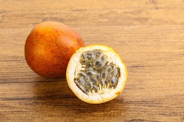 Dilimlenmiş tropik tatlı ve sulu Tutku meyvesi