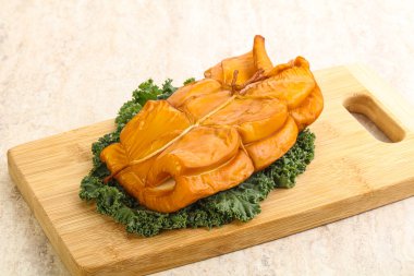 Tütsülenmiş kalamar aperatifi izole edilmiş.