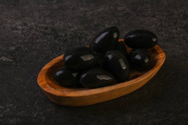 Kavanozda salamura siyah zeytin