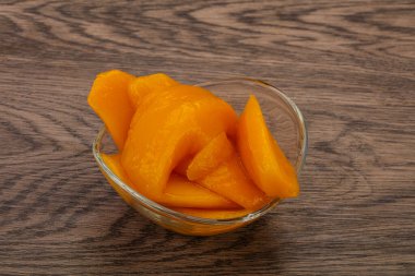 Şuruplu tatlı mango dilimleri.