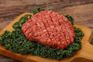 Izgara için çiğ sığır eti pirzolası.