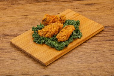 Kızarmış tavuk kanadı atıştırmalığı.