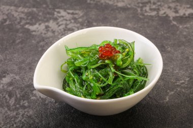 Kasede kırmızı havyar servis edilen geleneksel Asya chukka salatası.