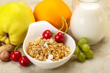 Organik granola ve sütle kahvaltı