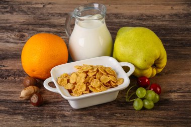 Mısır gevreği, meyve ve sütle kahvaltı