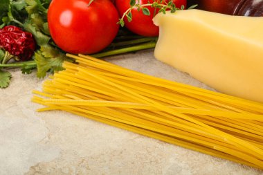 Çiğ İtalyan spagetti yığını, peynir ve sebzeli.