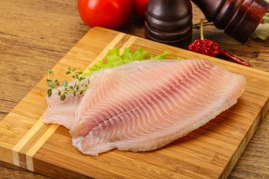 Pişirmek için çiğ tilapia balığı filetosu.