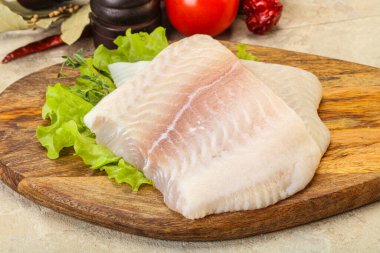 Pişirmek için çiğ pangasius fileto balığı.