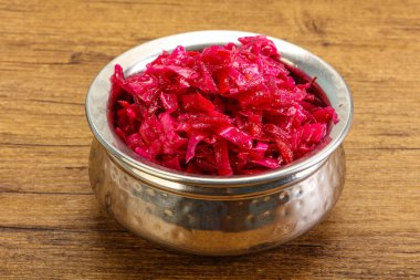 Kasede pancar kökü olan marine edilmiş kırmızı lahana.