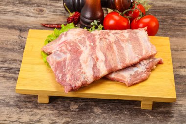 Pişirmek için çiğ domuz eti.