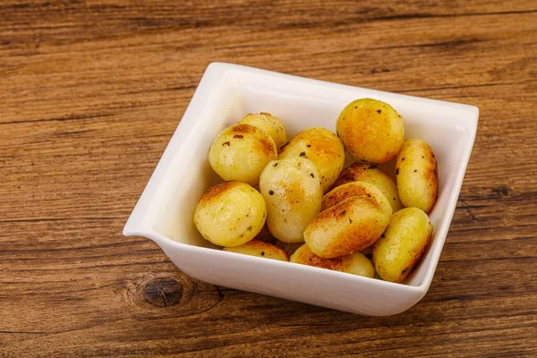 把烤好的小土豆放进碗里 — 图库照片