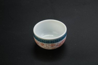 Çay için boş Çin bardağını temizle.