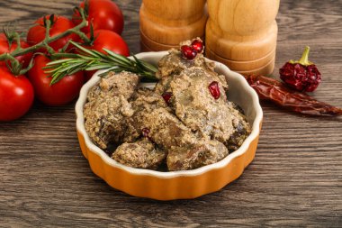 Krema soslu tavuk ciğeri biberiye servis edildi.