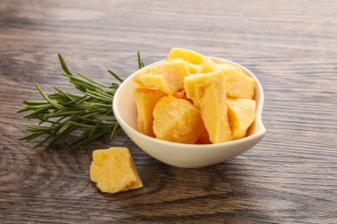 Kasede lezzetli parmesan peyniri parçaları var.