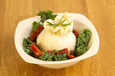 Kurutulmuş domatesli Burrata taze peyniri