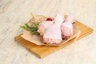 Pişirmek için üç tavuk budu budu.