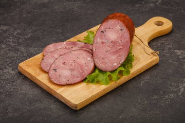 Baharatlı ve otlu füme jambon.