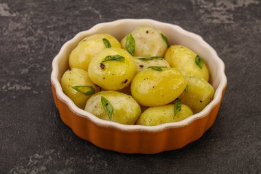 Kasede taze haşlanmış patates soğan servis edildi.