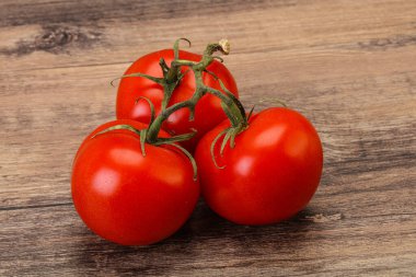 Kırmızı parlak olgun ve tatlı domates dalı