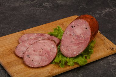 Baharatlı ve otlu füme jambon.