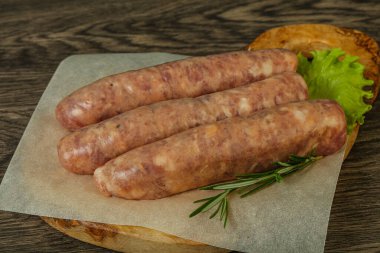 Biberiyeli ızgara için çiğ domuz eti sosisi.