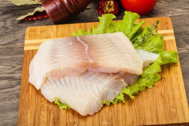 Pişirmek için çiğ pangasius fileto balığı.