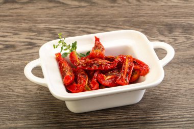 Zeytinyağlı, güneşte kurutulmuş domates, otlar ve baharatlar.