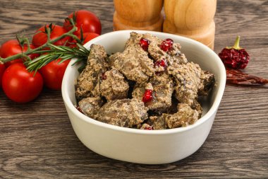 Krema soslu tavuk ciğeri biberiye servis edildi.