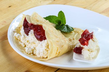 Süzme peynir ve meyve reçelli krep.